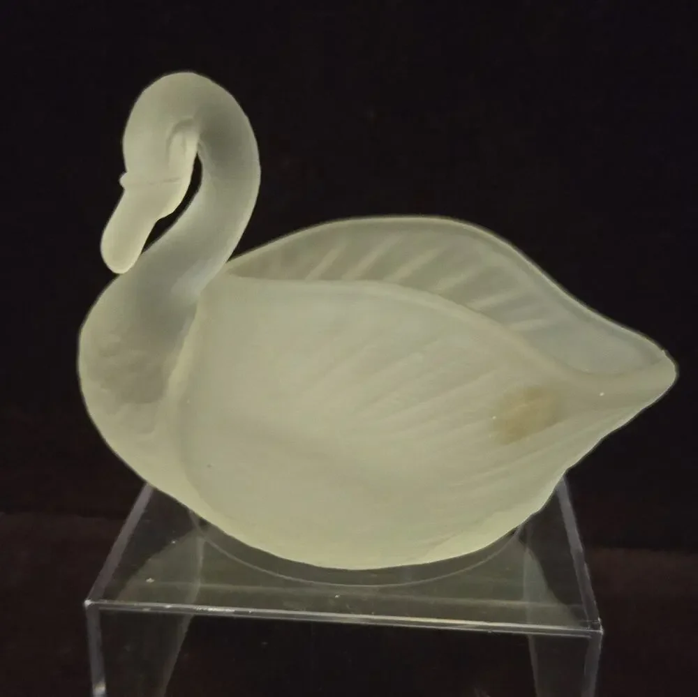 L. E. Smith White Frosted Art Glass Swan Shaped votive holder